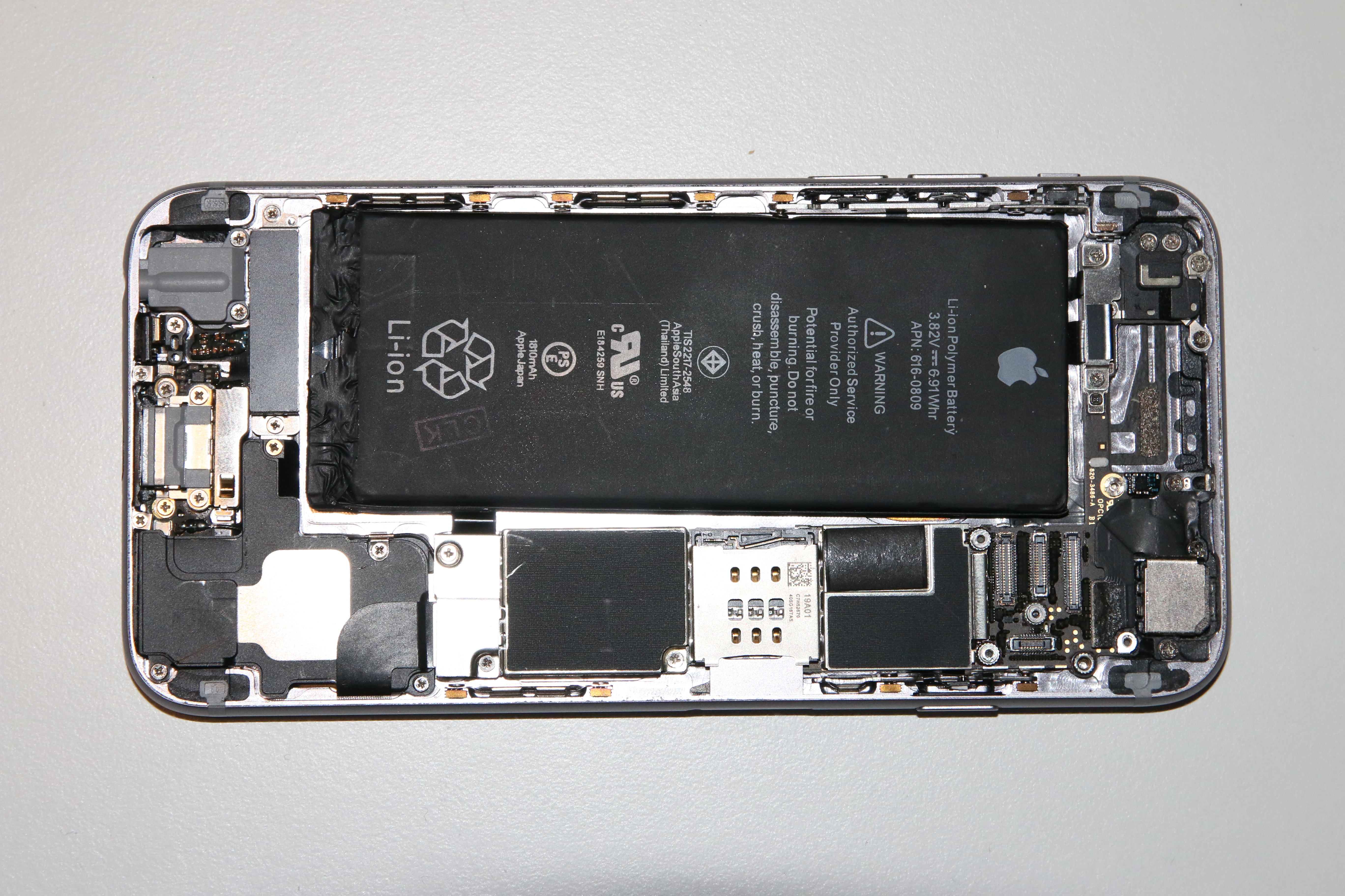 A clean iPhone 6 screen with accessories nearby.